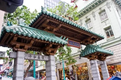 Scopri chinatown e north beach a san francisco con una guida locale, assaggiando dim sum, dolci, pizza e vino—tutto incluso con storie autentiche dei quartieri.