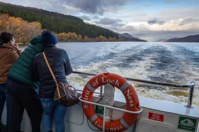 Descubre las tierras altas de escocia en una excursión desde edimburgo a loch ness y glencoe. elige entre un paseo en barco o una visita a destilería con historias en vivo y recogida central.