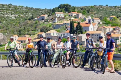 Sinta a brisa de lavanda na ilha de hvar com um passeio de e-bike, explore vilarejos de pedra, suba até a fortaleza espanhola e nade em praias escondidas. horários flexíveis e equipamento incluso.