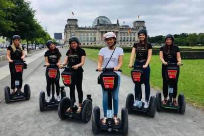 Erlebe berlin auf einer kleinen segway-tour: brandenburger tor, reichstag & alexanderplatz entdecken – inklusive training, helm & guide.