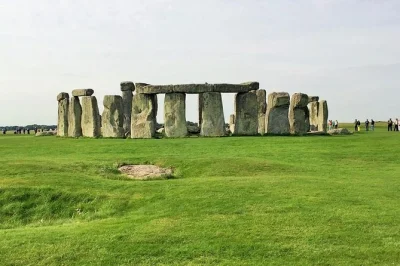Descubre la calma del amanecer en stonehenge, pasea por las calles de piedra dorada de bath y disfruta del campo inglés con entrada prioritaria y guía local.