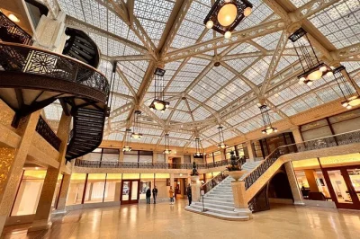 Step inside chicago’s loop to explore art deco interiors, stained glass mosaics, and hidden stories with a seasoned guide. includes wheelchair access and flexible timing.