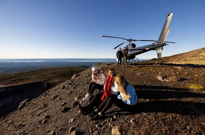 Tour in elicottero sul monte Tarawera: Atterra sul vulcano