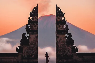 Start your bali day trip with early hotel pickup, explore lempuyang temple, tirta gangga water palace, waterfalls & rice terraces. includes lunch & all entry fees.