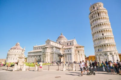 Erlebe die piazza dei miracoli in pisa, besteige den schiefen turm und entdecke die stadt mit einem lokalen guide. inklusive tickets ohne anstehen und rückfahrt im bus ab florenz.