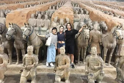 Descubra xi'an antigo com um tour privado aos guerreiros de terracota, sem paradas em fábricas, com retirada e retorno flexíveis, explorando no seu ritmo com um guia local.