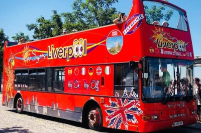 Descubre liverpool con un billete flexible de bus turístico, guías locales o audio en 10 idiomas, y disfruta de una copa de cava gratis en philharmonic dining rooms.