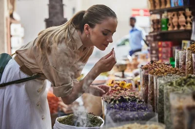 Profitez de votre escale à dubai avec une visite privée : burj khalifa, dubai creek, souks et plus encore. transfert aéroport, guide local et en-cas inclus.