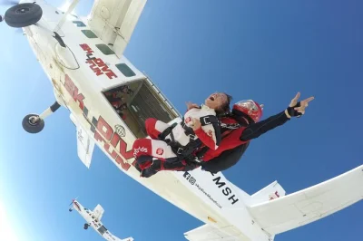 Feel the rush of a tandem skydive near são paulo, with a certified instructor, scenic flight to 12,000 feet, and smooth landing—gear and briefing included.