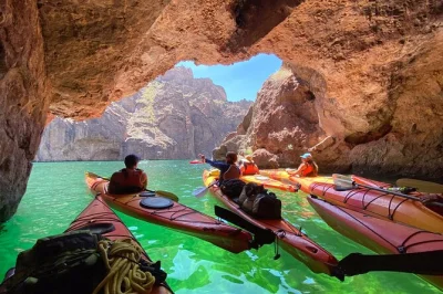 Verlass las vegas für eine geführte kajaktour auf dem colorado river, paddle in die emerald cave, entdecke wildtiere und wandere zu einem canyon-aussichtspunkt – mit eigenem auto erreichbar.