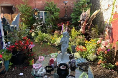 Erlebe salem bei einer geführten hexen-tour – wirke zaubersprüche, nimm an ritualen teil und entdecke die echte geschichte der hexerei. inklusive ritualteilnahme und stadtspaziergang.