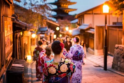 Erlebe kyoto bei nacht im historischen gion mit kleinem guide-team. schlendere durch laternenstraßen, entdecke geiko und maiko und besuche versteckte schreine. auch last-minute buchbar.