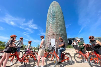 Sinta o ritmo de barcelona pedalando da sagrada família até o mar. explore as obras de gaudí com um guia local em grupos pequenos — inclui bike e água.
