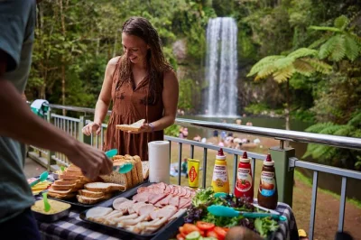 Erlebe frische regenwaldluft, schwimme im lake eacham und lache mit lokalen guides auf dem flexiblen tagesausflug zu den atherton tablelands ab cairns – mittagessen inklusive.