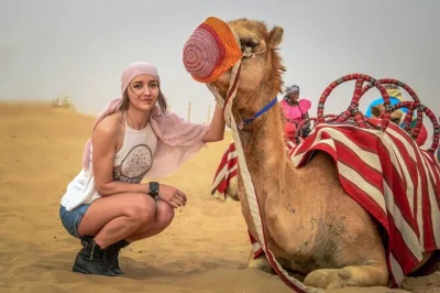 Découvrez le désert de dubai en 4x4 privé avec dune bashing, sandboard, balade à dos de chameau, dîner bbq et spectacles live. prise en charge à l’hôtel incluse.