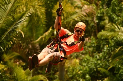 Erlebe das zipline-abenteuer im maui-dschungel mit 8 linien, baumplattformen, hängebrücken und einer snackpause. inklusive ausrüstung, lokalen guides und erfrischungen.
