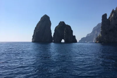 Erlebe capri: fähre ab neapel oder sorrent, sessellift zum monte solaro, besuch der blauen grotte mit guide und allen tickets inklusive.