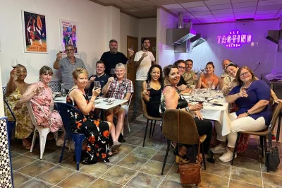 Disfruta los mejores vinos de alicante acompañados de cinco tapas artesanales en un ambiente íntimo, guiado por un sommelier local apasionado. incluye cata completa y acceso para sillas de ruedas.