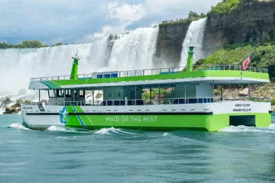 Erlebe den sprühnebel auf der maid of the mist, spaziere über das hurricane deck bei cave of the winds und genieße den hoteltransfer bei dieser niagara fälle usa tagestour mit lokalem guide.