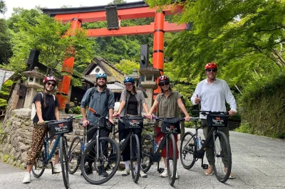 Kyoto arashiyama entdecken: morgendliche fahrradtour durch den bambuswald, zen-gärten & tempel mit zweisprachigem guide. inkl. fahrrad, helm & wasser.