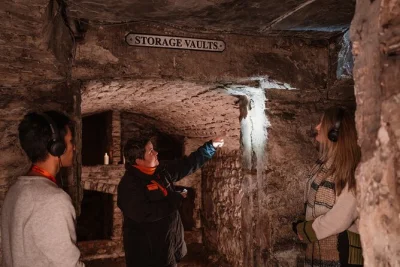 Descubre las blair street vaults en edimburgo con narradores expertos. acceso exclusivo, audio inmersivo y entrada al museo incluidos.