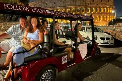 Scopri roma di sera in golf cart, da piazza di spagna al colosseo. visita fontana di trevi e piazza navona con guida locale e itinerario flessibile.