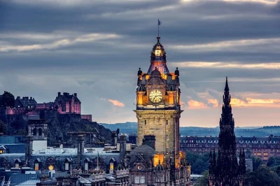 Descubre el lado oscuro de edimburgo en un tour a pie por la old town con historias de asesinatos, brujería y cementerios encantados, guiado por locales y termina cerca de un pub en royal mile.