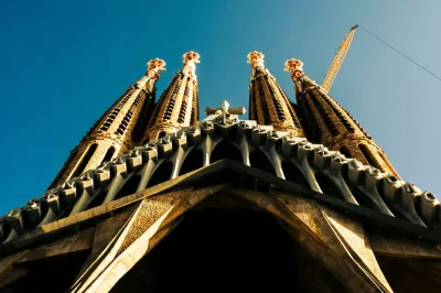 Sinta a energia das ruas de barcelona, conheça as obras de gaudí e experimente doces catalães em um passeio tranquilo com guia local. inclui degustação de chocolate.