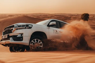 Vivez le désert de dubaï avec dune bashing, sandboard, balade à dos de chameau et un dîner bbq en plein air au coucher du soleil. prise en charge à l’hôtel, spectacles et guide local inclus.