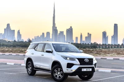 Dimentica lo stress dei taxi a dubai: prenota un’auto privata con autista per tutto il giorno, goditi l’aria condizionata, soste a piacere e il comodo pickup in hotel per esplorare la città in li