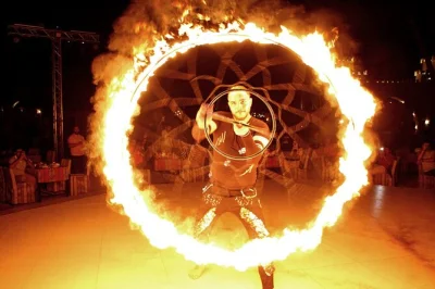 Vivi il deserto di dubai con dune bashing, giri in cammello e una cena bbq. include pick-up in hotel, spettacoli dal vivo e snack locali per una serata completa.