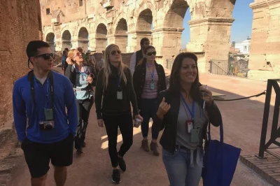 Scopri il colosseo entrando dalla porta dei gladiatori, cammina sull’arena e visita il foro romano con una guida esperta in piccoli gruppi—biglietti inclusi.