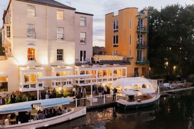 Disfruta un paseo en barco por el río támesis en oxford con copa de prosecco y cena de tres platos en the folly. guía local, cena a orillas del río y todo incluido. reserva ya tu plan nocturno.