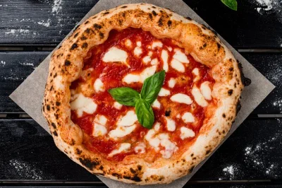 Starte deine neapel food tour am piazza dante, probiere echte neapolitanische pizza, wein und streetfood mit einem lokalen guide. Über 8 verkostungen inklusive kaffee.