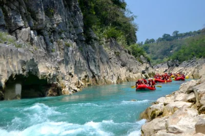 Vivez l’aventure du rafting sur la rivière turquoise tampaón près de ciudad valles, pagayez dans des eaux limpides, partagez des rires avec les guides, profitez de collations et d’un déjeuner,