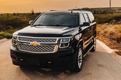 Llega a aruba sin estrés con traslado privado ida y vuelta, suv de lujo, conductor local bilingüe y seguimiento de vuelo. incluye recogida y regreso.