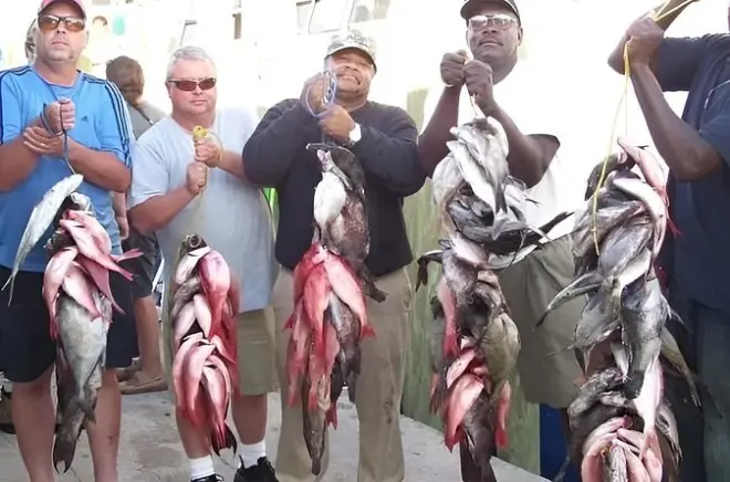 Pesca en alta mar en Myrtle Beach a mediodía con equipo incluido
