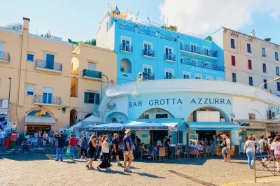 Capri entdecken: fähre ab neapel, lokaler guide, insel-mini-bus. inklusive augustus-gärten, abholung und zeit für anacapri-erkundung.