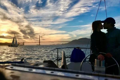 San francisco, golden gate, tramonto in barca a vela con drink inclusi. ammira la baia, alcatraz e sausalito da un’imbarcazione classica con equipaggio locale.
