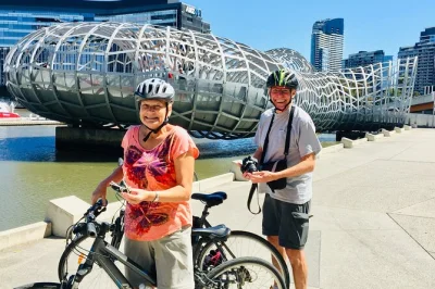 Erlebe melbourne auf einer city-bike-tour – entdecke versteckte gassen, street art und genieße mittagessen am queen victoria market. inklusive guide und ausrüstung.