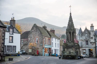 Disfruta del aire salado de la costa de fife, pasea por las calles antiguas de st andrews y prueba pescado fresco en anstruther. tour en grupo pequeño con guía y recogida incluida.