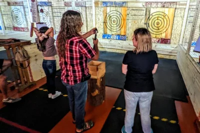 Sinta a adrenalina do arremesso de machado no hatchet hangout em st pete, com instrução prática, competição divertida e machados certificados. inclui aula e todo o equipamento.