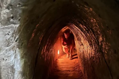 Scopri i più tranquilli tunnel di cu chi ben duoc vicino a ho chi minh, esplora passaggi autentici della guerra, assaggia manioca e tè, con pickup in hotel incluso.