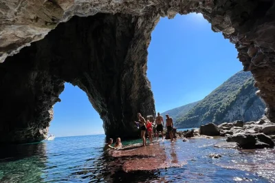 Vivi l’emozione di un giro in motoscafo da agios ioannis alle grotte di poseidone, nuota in acque cristalline ed esplora spiagge segrete—attrezzatura da mare e guida locale inclusi.