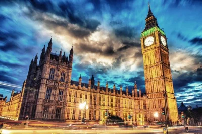 Descubre los monumentos más emblemáticos de londres iluminados desde un bus descubierto, con guía en vivo y vistas panorámicas. incluye audioguías y punto de encuentro fácil.