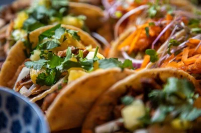 Descubre los sabores de gastown en vancouver con un tour a pie. cinco degustaciones, cóctel local y relatos de la mano de un guía experto. grupos pequeños, reserva fácil.