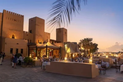 Vivi il deserto di dubai con dune bashing, cena in fortezza, quad e spettacoli dal vivo. include pick-up in hotel e guida locale per una serata senza pensieri.