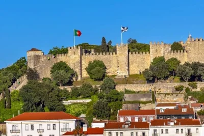 Skip the long lines at lisbon’s castelo de são jorge with a fast entry ticket, escorted coordinator, and map—get right to the views, gardens, and ancient ruins.