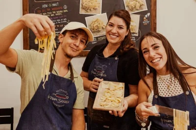 Arriva in treno a frascati, scopri le cantine di famiglia, prepara la tua pasta fresca e gusta una cena speciale con vini locali, con pickup e guida inclusi.