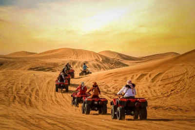 Vivi l’emozione del dune bashing vicino a dubai, cavalca un cammello al tramonto, prova il quad e gusta una cena bbq con spettacoli dal vivo in un accampamento beduino. incluso il trasferimento.